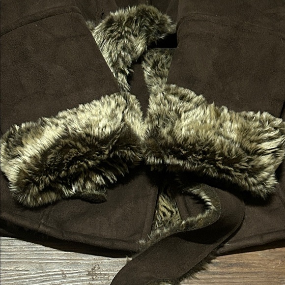 Loire NY Faux Fur Lined and Suede Wind-Blocking Pop Up Faux Fur Collar - Medium - Picture 6 of 14